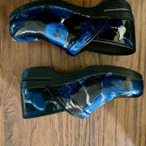 Womens Dansko Clog Shoe Black and Blue Shoes, like new